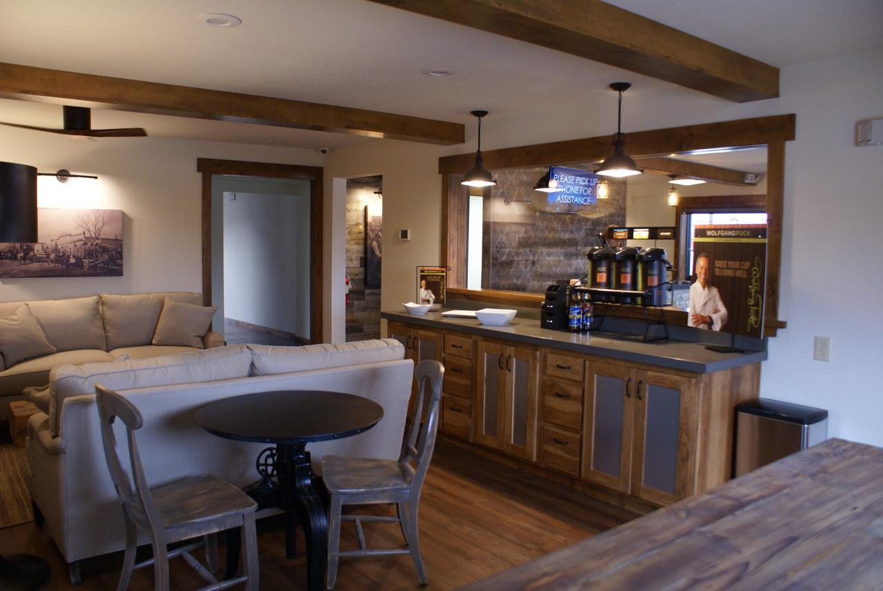 Boarders Inn & Suites By Cobblestone Hotels - Syracuse ภายนอก รูปภาพ