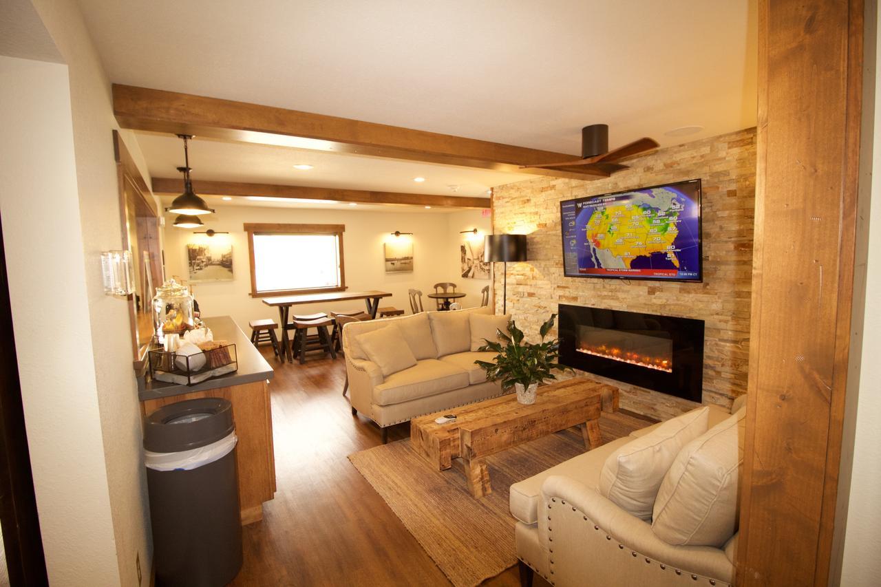Boarders Inn & Suites By Cobblestone Hotels - Syracuse ภายนอก รูปภาพ